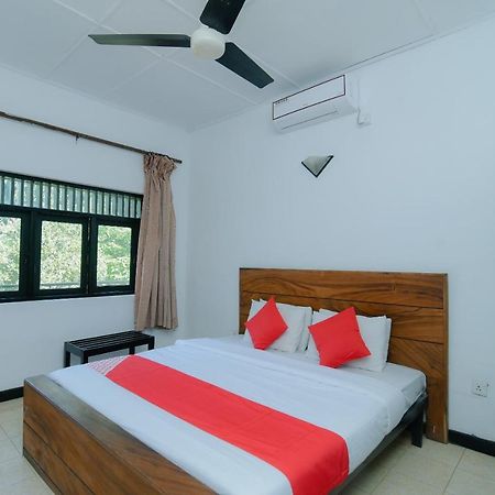 Oyo 479 Water Front Hotel Kandy Exterior foto