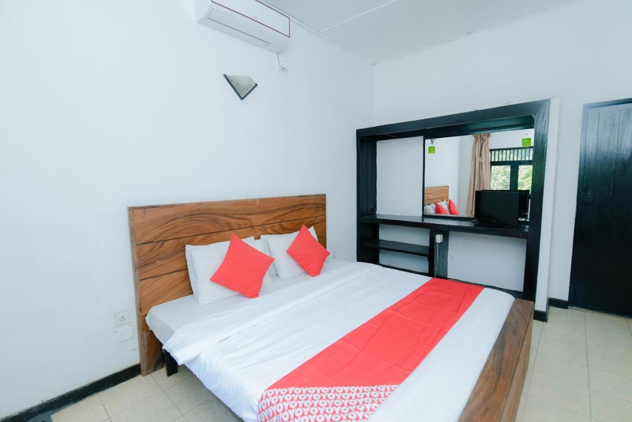 Oyo 479 Water Front Hotel Kandy Exterior foto