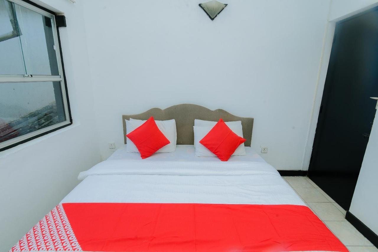 Oyo 479 Water Front Hotel Kandy Exterior foto