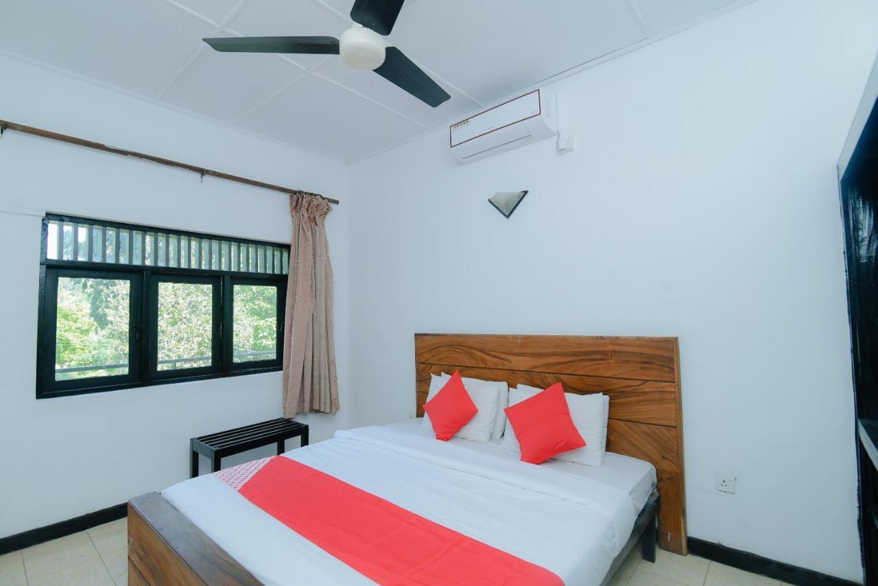 Oyo 479 Water Front Hotel Kandy Exterior foto